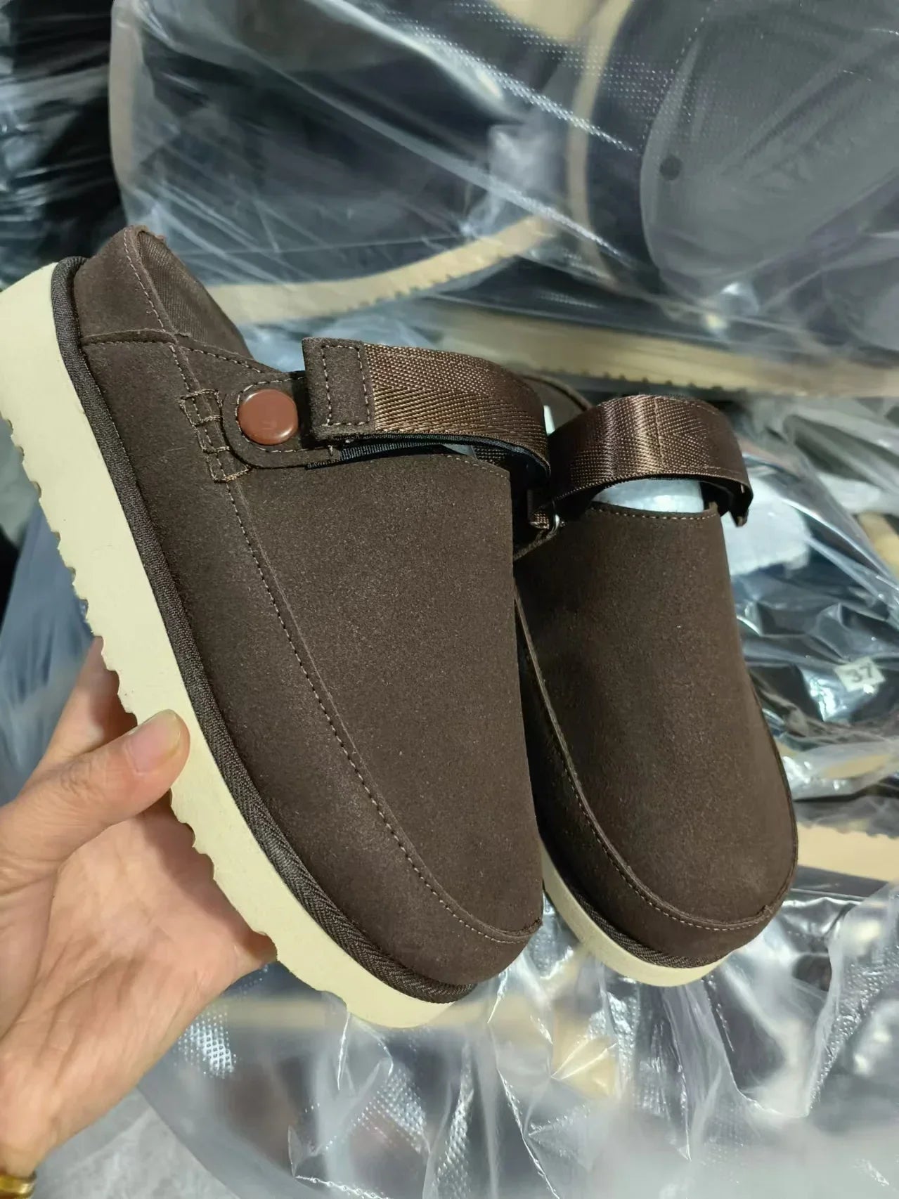 Chaussons d’Hiver Douillets pour Femme – Élégance et Confort à la Maison